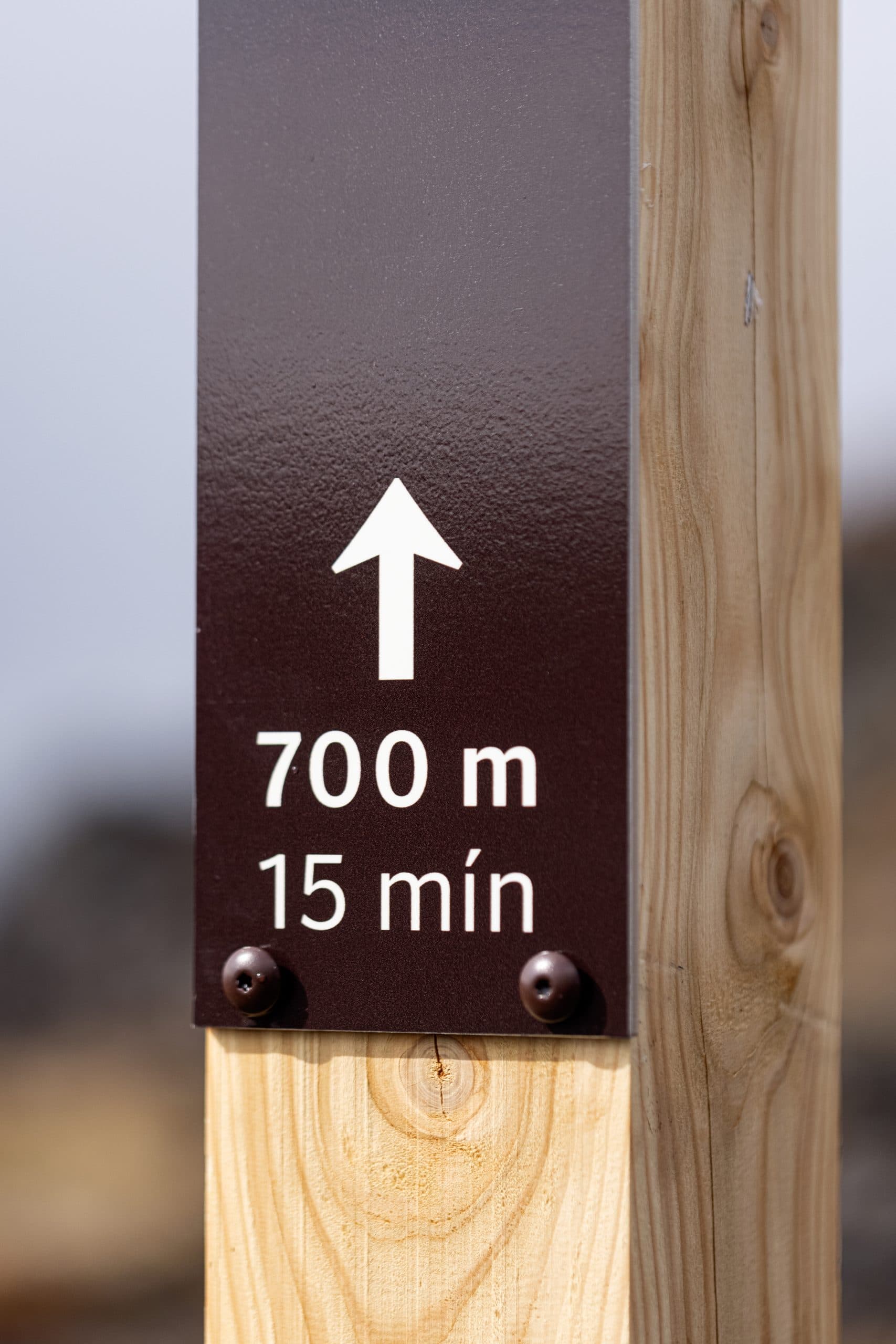 Nærmynd af upplýsingum neðst á stærri vegvita.