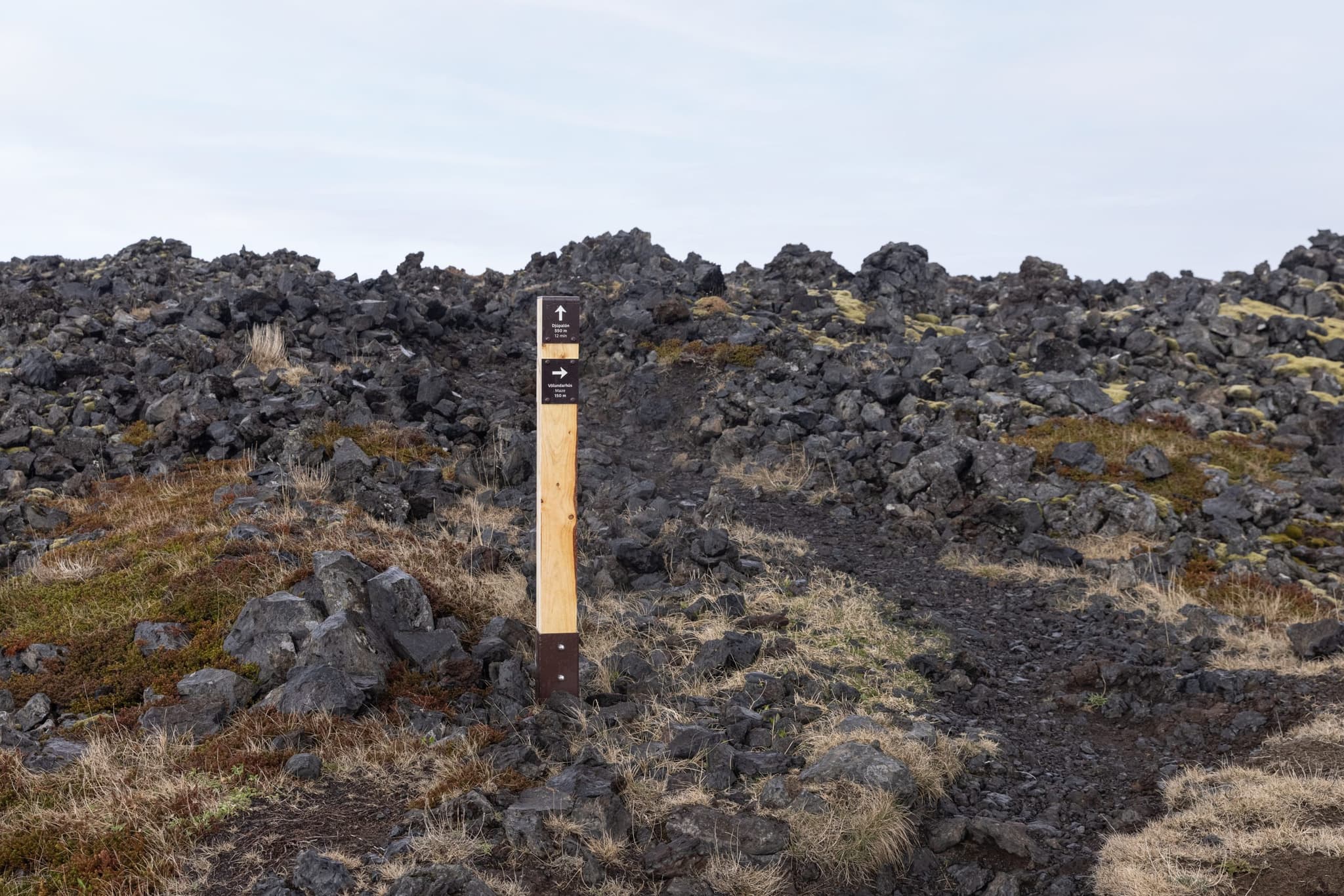 Minni vegviti við gönguleið.