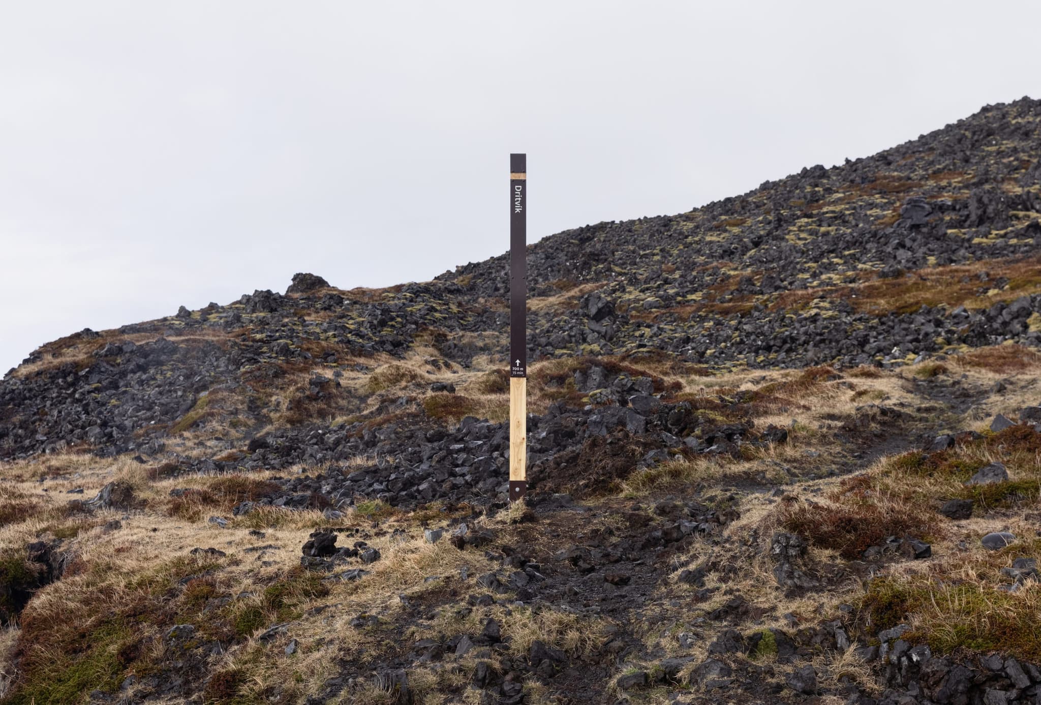 Stærri vegviti við upphaf göngustígs.