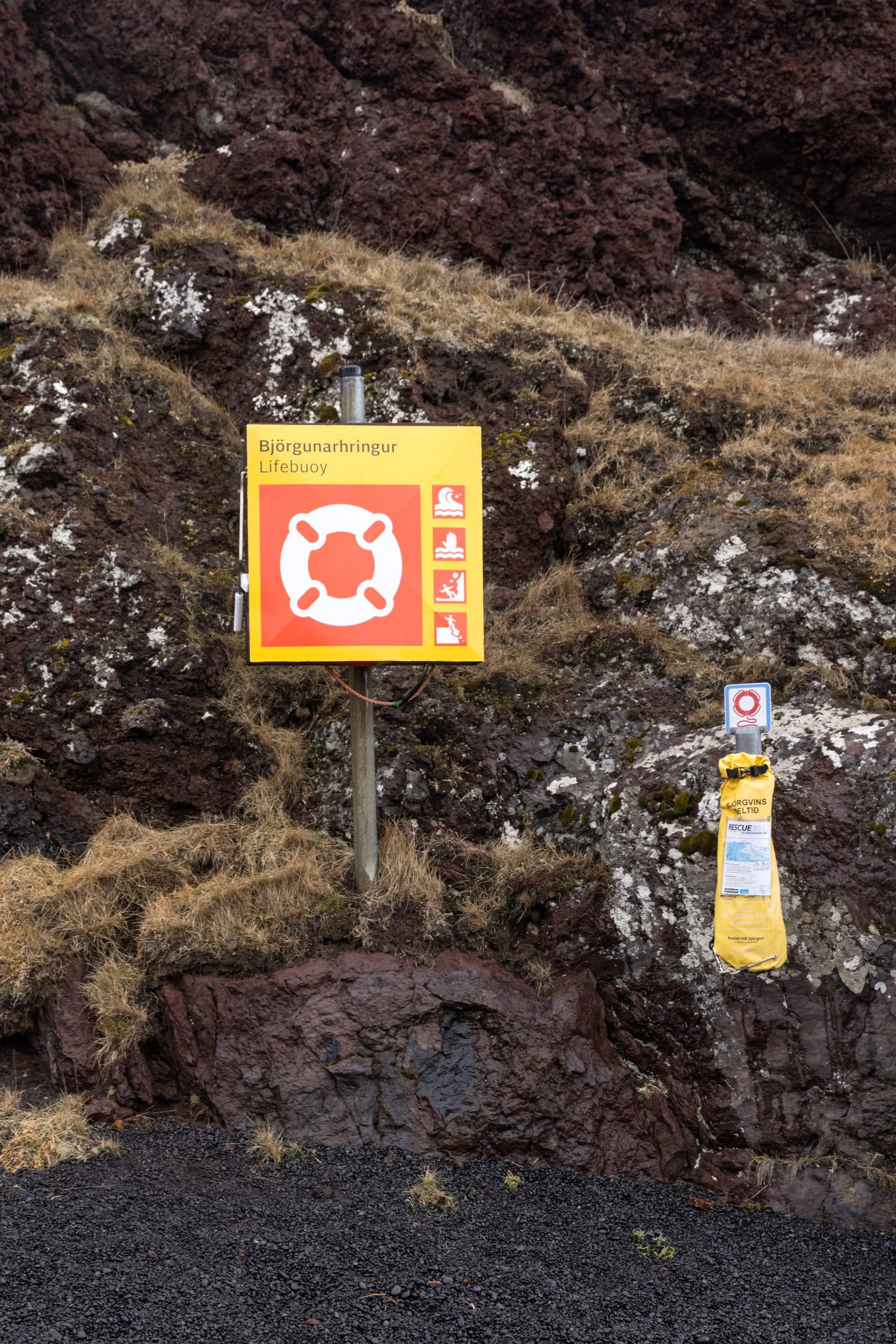 Sérgerð öryggismerking á kassa utan um björgunarhring